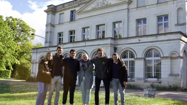 Camille, Florian, Adam, Avélina, Baptiste et Émilien, devant le lycée agricole privé de Sainte-Maure, après leur victoire au Salon de l’agriculture.