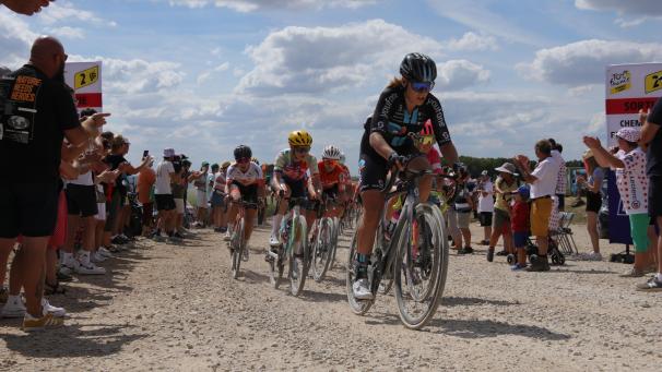 Lors de l’accueil de la quatrième étape du Tour de France femmes, le 27 juillet 2022, le passage dans les chemins blancs ont déjà offert un beau spectacle.