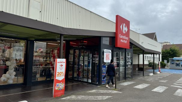L’enseigne Carrefour Market orne désormais le fronton du supermarché.