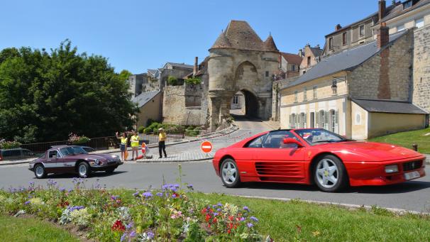 Les marques TVR et Porsche sont à l’honneur cette année à Laon, mais il y aura aussi des véhicules Ferrari rouges !