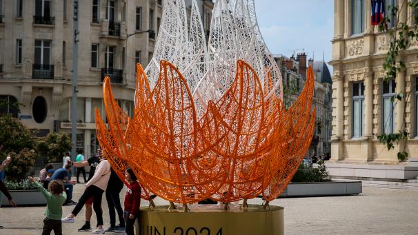 À Reims, une flamme décorative a été installée début mai sur le parvis de l’hôtel de ville.