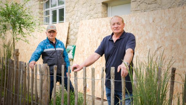 Hervé Wentzel et Patrick Ponsart, adjoints à Germigny près de Reims, ont bricolé une après-midi entière pour installer les nouveaux panneaux, sur les fenêtres de la salle des fêtes.