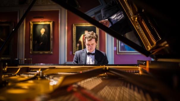 Le pianiste Benjamin Grosvenor se produira dans le cloître du musée Saint-Remi.