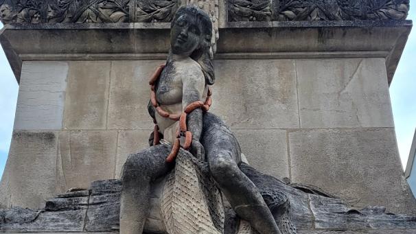 Le chapelet entoure le cou de l’une des statues représentant les cours d’eau de la région.