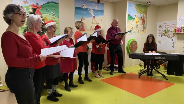 Les chanteurs lyriques, entourés de leurs professeurs, ont chanté une partie de leur répertoire, en allemand et anglais, pendant une demi-heure devant des jeunes hospitalisés et du personnel soignant.