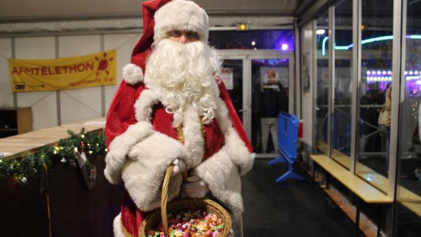 Ici le père Noël en visite sur le marché de Soissons.