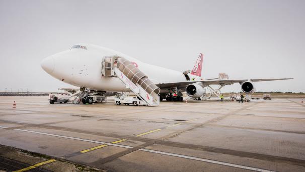 Déchargement d’un Boeing rempli de marchandises sur le tarmac de Vatry, rebaptisé XCR Airport, le 17 décembre 2024.