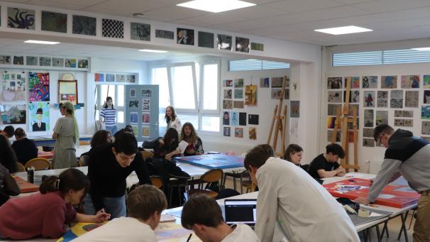 Najime Hocini, artiste spécialiste des fresques urbaines, est allé à la rencontre des élèves de première du lycée Paul-Verlaine.