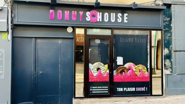 Les rideaux sont baissés, annonçant la fermeture définitive.