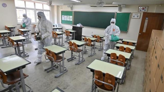 Opération de désinfection dans une salle de classe, le 11 mai 2020 à Séoul, en Corée du Sud.