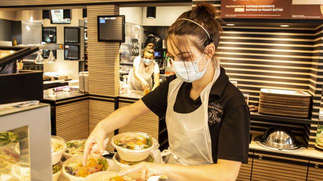 Divers métiers existent au sein des chaînes de restauration rapide et il possible d’adapter l’emploi du temps aux besoins de chacun.