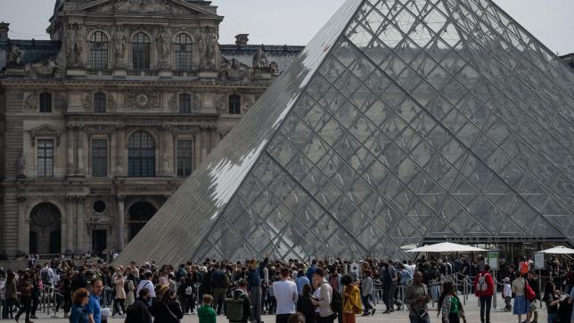 Visiteurs qui attendent pour entrer dans le musée du Louvre le 29 avril 2022.