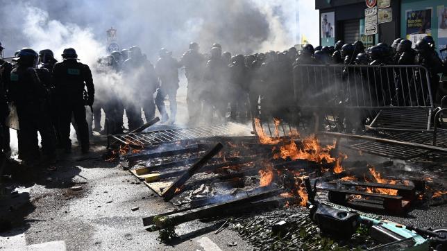 Incendies de scooters et de palettes durant des affrontements entre la police et les casseurs lors de la Manifestation traditionnelle du 1er mai a Paris.