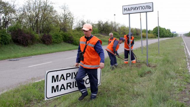 Sur ce cliché du ministère des Transports de la République populaire de Donetsk, des employés municipaux ont changé les panneaux routiers ukrainiens en russe à l