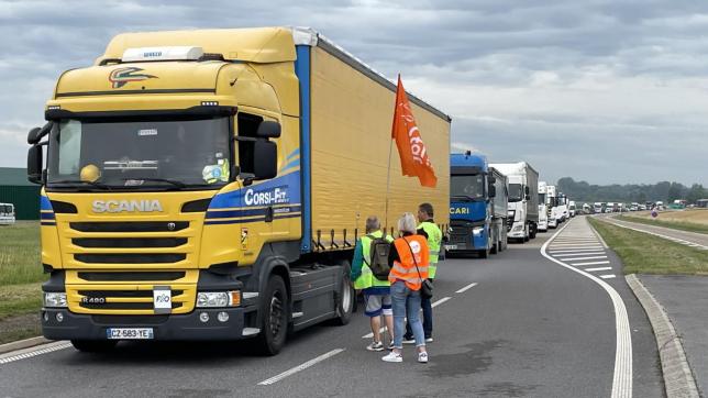 Les routiers en grève se mobilisent «pour les salaires et les acquis sociaux». Ils étaient une cinquantaine au rond-point de Prunay, sur la RD944, ce lundi 27 juin.
