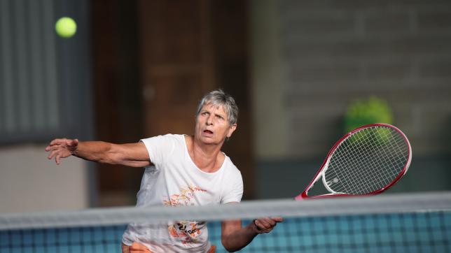 Carole Martin, au passé prestigieux dans le handball, se redécouvre des ambitions dans le tennis. A 67 ans.