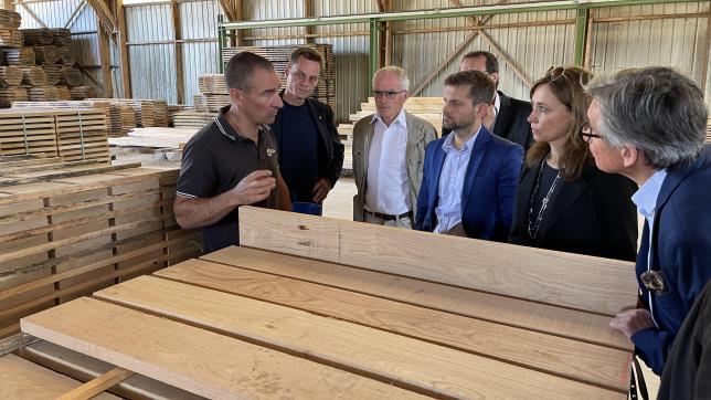 Laurent Collignon explique le fonctionnement de sa scierie et celui de la filière bois à Aymeric Magne, le président de Business Sud Champagne.