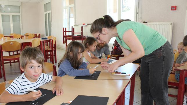 Les enfants de Buzancy ont participé à un atelier dessin, ce mardi. Ils ont appris à décomposer un dessin avec l’illustratrice Camille Tisserand.