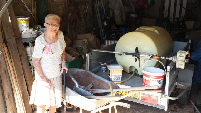 Avec plus d’un mois d’avance, Marguerite Podevins a dû être ravitaillée en eau aux Woiries à Monthermé. Son puits à sec, la commune a installé une citerne dans son garage.