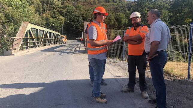 Ahmed Ouaked (à gauche), maître d’œuvre sur le chantier, a tenu la première réunion de chantier ce mardi 16 août devant le pont de la Chiers, en présence de Jean-Pol Devresse, vice-président chargé des travaux à la communauté de communes.