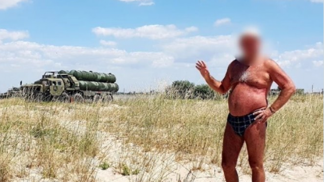 Un touriste russe s’est pris en photo devant un S-400 et la partager sur les réseaux sociaux, révélant ainsi sa position. / Capture d’écran du compte Twitter @DefenseU