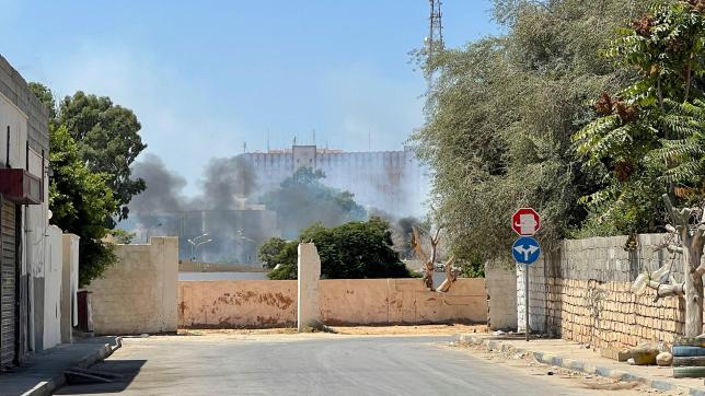 Les rues de Tripoli étaient quasi-désertes hier soir. Seule de la fumée grisâtre s’élevait dans le ciel.