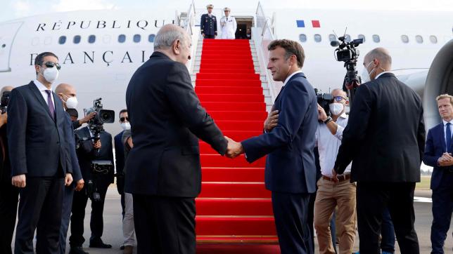 Signe de leur bonne entente, le président algérien a raccompagné M. Macron à son avion.