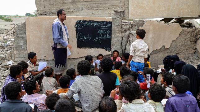Dans la province de Hodeida, des classes sont suivies sur les ruines des écoles.AFP