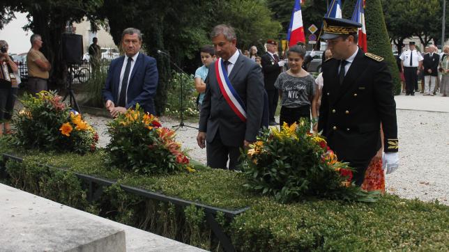 Philippe Pichery, président du département de l’Aube, Philippe Borde, maire, et le sous-préfet Barthélémy Champanhet ont déposé des gerbes devant le monument aux morts.