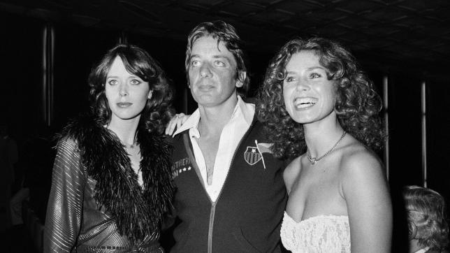 Just Jaeckin en compagnie de Sylvia Kristel, à gauche, et Corinne Cléry, le 29 aout 1975 lors de la première du film « Histoire d’O » à Paris.