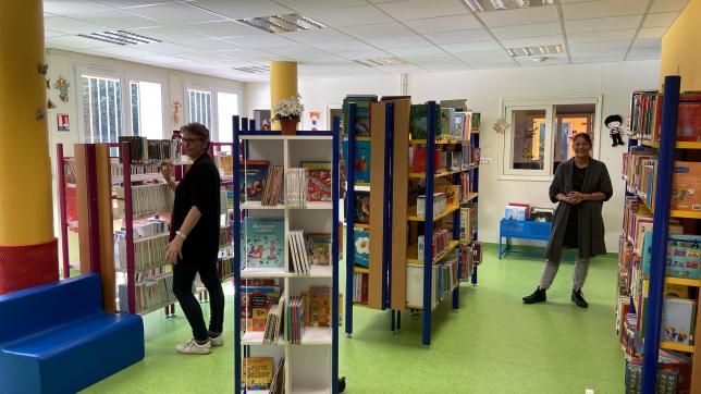 Faty Martins et Valérie Soudrille ont posé les livres de la bibliothèque municipale dans l’ancienne halte-garderie, au centre social d’Orzy.