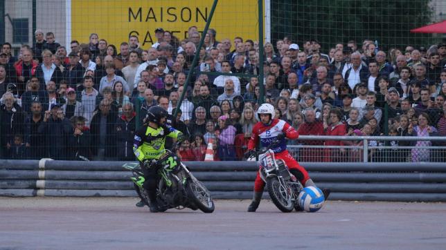 Le succès populaire du motoball à Troyes ne se dément pas avec plus de 4000 spectateurs.