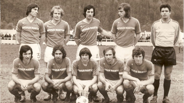 L’équipe seniors de l’US Revin en 1975. Jacky Podence est au premier rang, accroupi, premier en partant de la gauche.