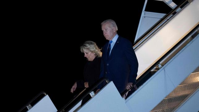 Joe et Jill Biden, à leur arrivée à l’aéroport de Londres Stansted, le 17 septembre 2022.