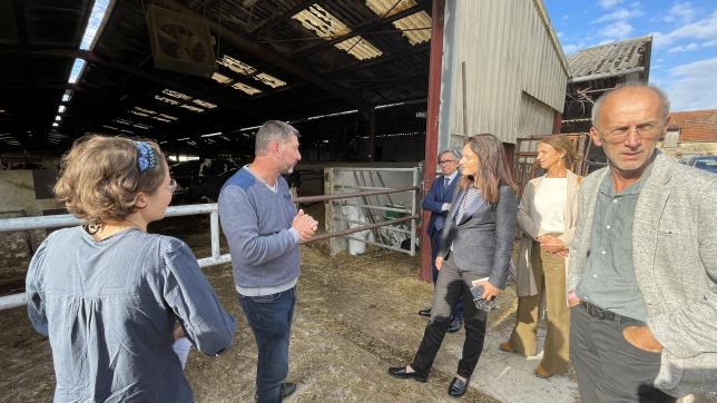 Pascal Coutord fait visiter son élevage de vaches laitières à Cécile Dindar, la préfète de l’Aube. Selon lui, il manque «20 à 30% sur le prix du lait».