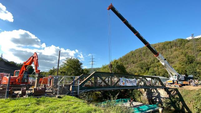 Une grue avait été installée sur place pour soulever ce pont, estimé à 45 tonnes.