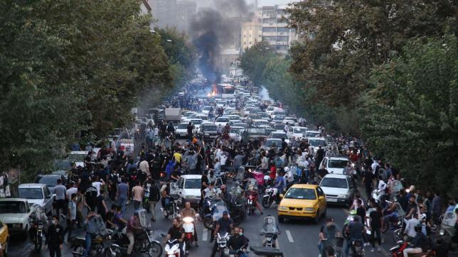 Manifestation de colère à Téhéran le 21 septembre 2022, après la mort d’une jeune femme arrêtée par la police des mœurs.