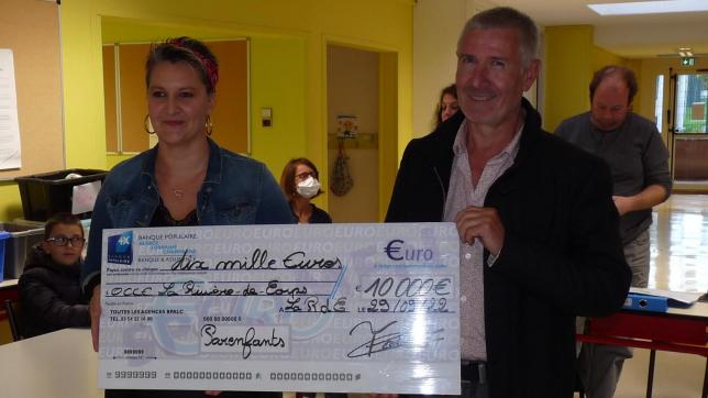 Un chèque de 10 000 € a été remis à la coopérative de l’école.