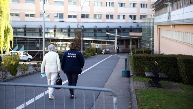 Les patients et les ambulanciers doivent se rendre à pied à l’accueil de l’hôpital.