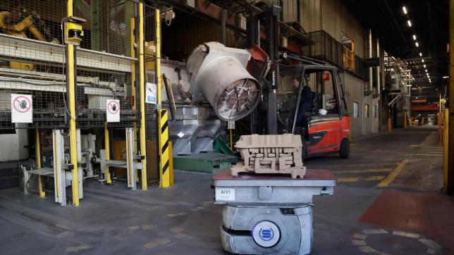 La fonderie aluminium, devant la coulée du métal en fusion, un robot de manutention, figure désormais familière de l’usine.