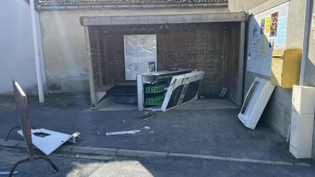 Le distributeur à pain a été détruit par un véhicule.