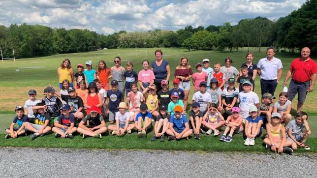 Les élèves entourés de leurs enseignants lors des journées golf.