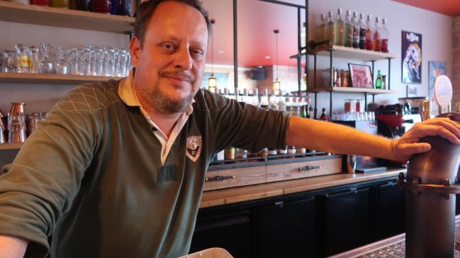 Cédric Zelmat du bar Le Red Hot ne diffusera aucun match de la Coupe du monde de football.