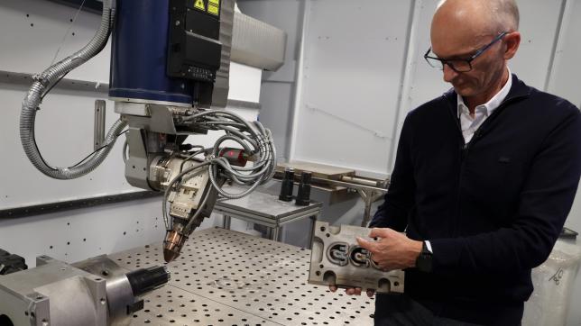 Bruno Flan, le directeur de Platinium 3D, dans l’enceinte d’une machine de fabrication additive, montrant les possibilités du système.