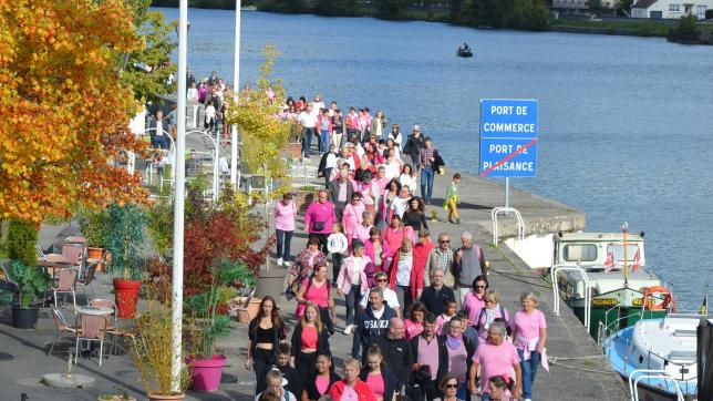 Ce samedi après-midi, environ 500 marcheurs ont parcouru la ville, au profit d’Ocobre rose.