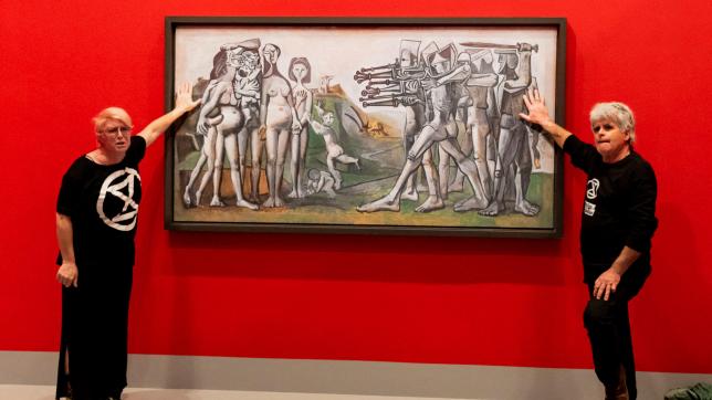 Deux militants pour le climat ont fixé dimanche leurs mains avec de la colle sur la protection en plexiglas du tableau «Massacre en Corée» de Pablo Picasso exposé dans un musée de Melbourne.