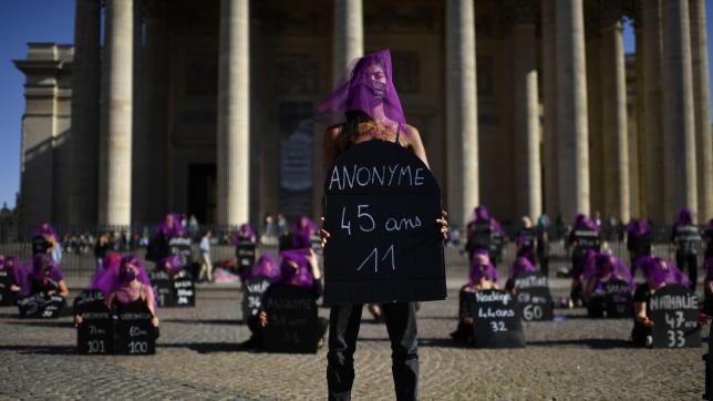 101 femmes vêtues de noir, portant un voile violet sur le visage, avec chacune une pancarte sur laquelle étaient inscrits le prénom et l’âge de l’une des 101 victimes, étaient rassemblées place du Panthéon.