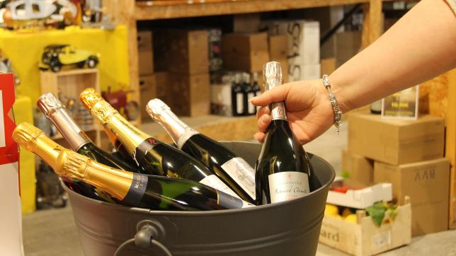 En août, comme en juillet, le champagne perd des volumes en France par rapport à 2021.