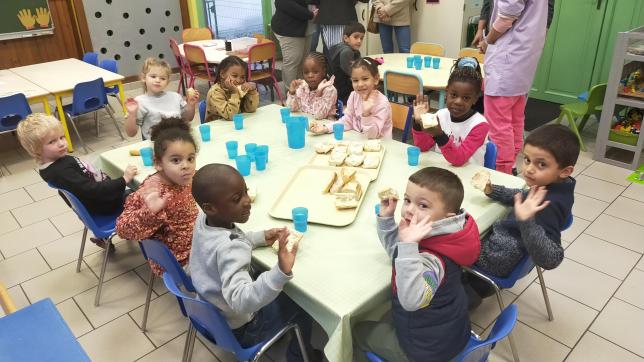 Ci-dessus, les maternelles de l’école Louise-Michel semblent apprécier leur petit-déjeuner.