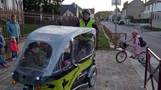 Le Vélo-bus peut transporter jusqu’à huit enfants.